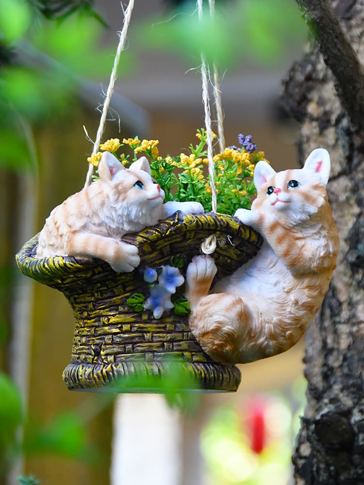 ガーデニング 花籠を抱える子猫のつりオーナメント