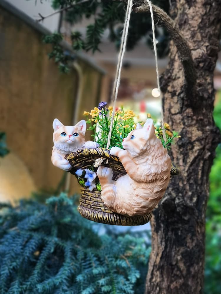 ガーデニング 花籠を抱える子猫のつりオーナメント
